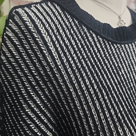 New in womens sweater sz medium - Picture 3 of 6
